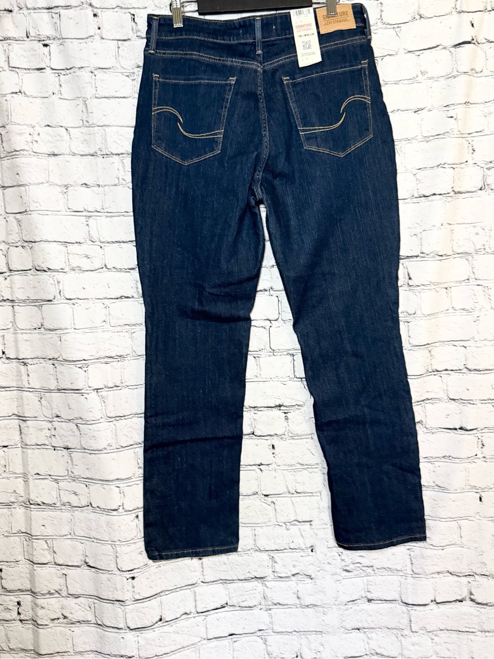 NWT. Women's Dark Blue Stretch Straight Jeans. Size 30 - Picture 2 of 5